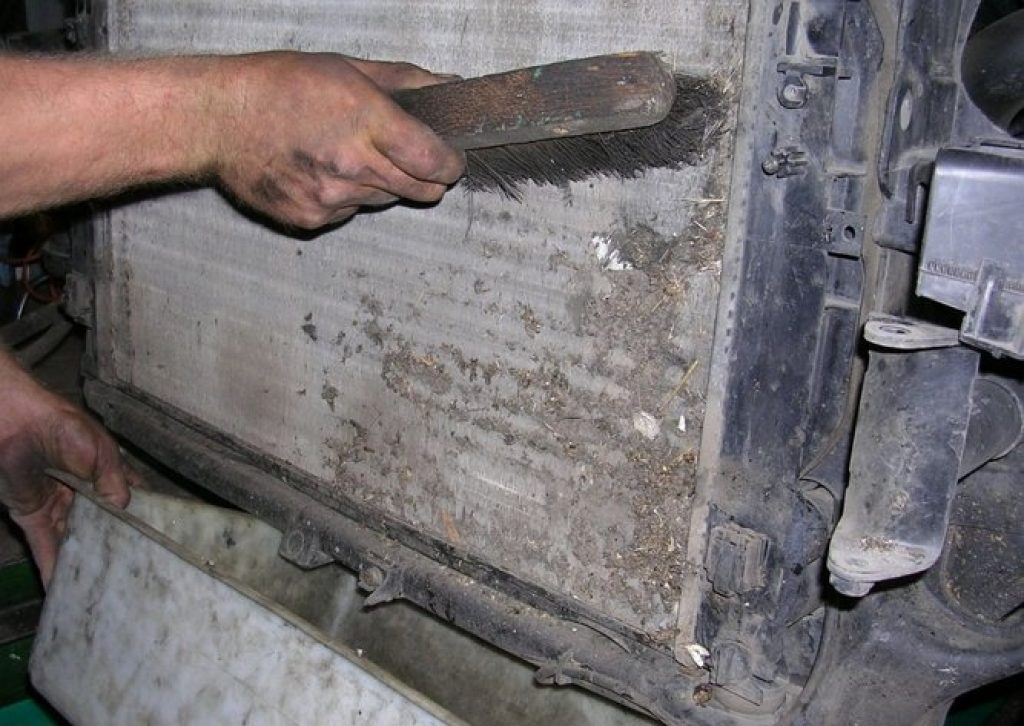  Cleaning the excavator radiator 